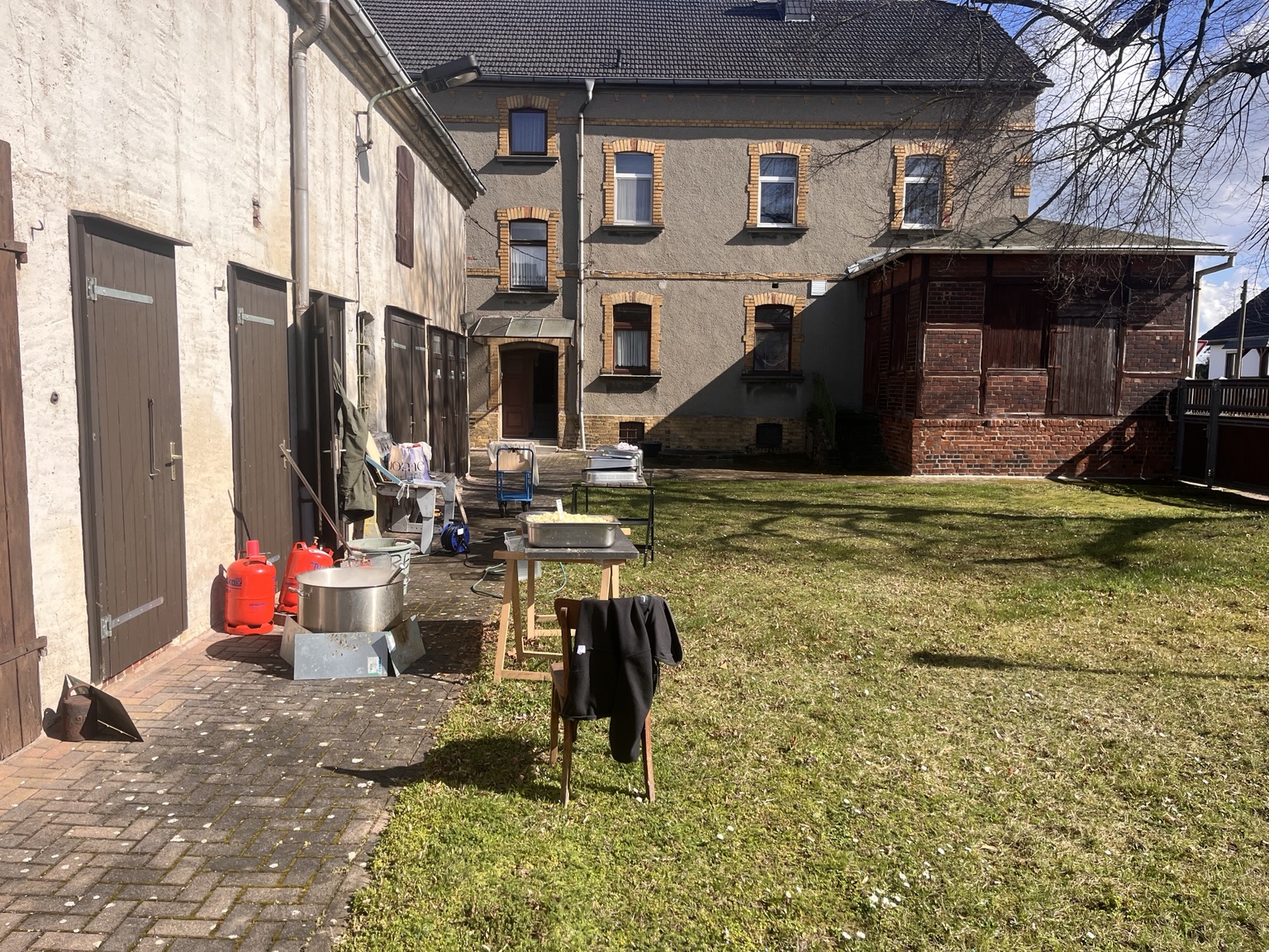 Hof in Großdalzig mit alter Dorfküche, Arbeitstischen und Tofu-Setup im Freien