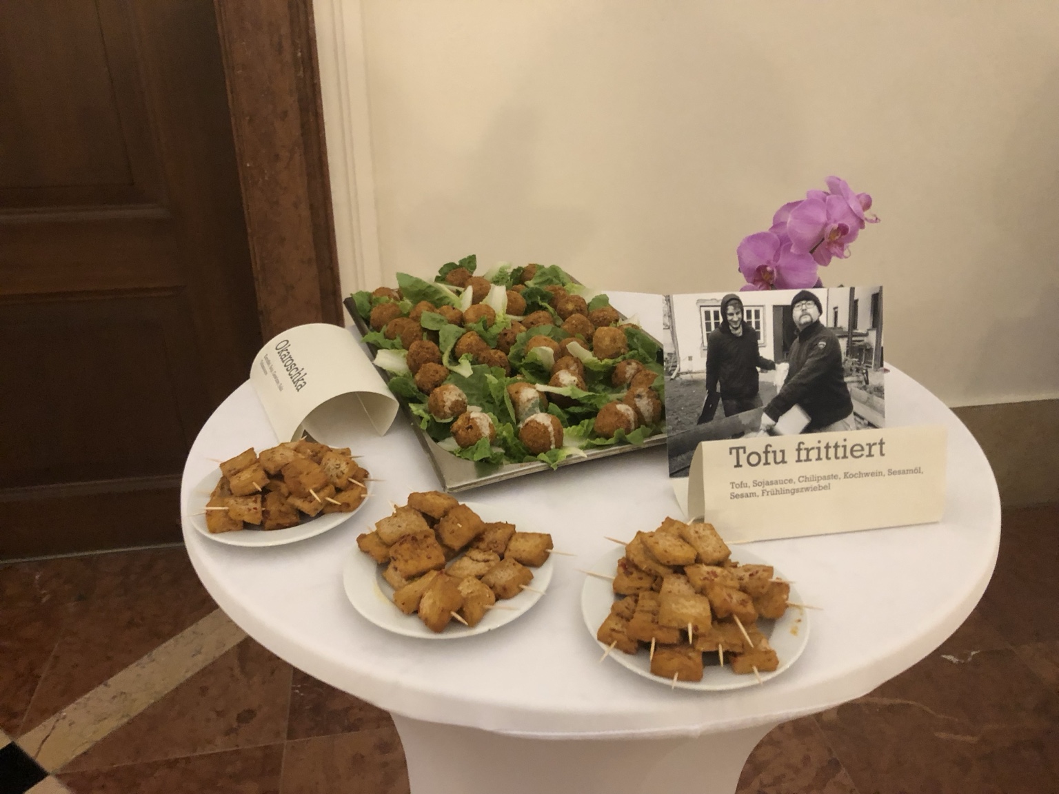 Buffet mit Okaroschka, frittiertem Tofu und Produktschildern