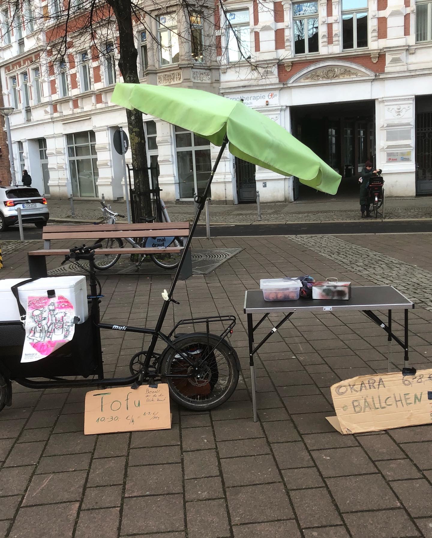 Mobiler limeriki-Marktstand mit Lastenrad, Tofu und Okarabällchen