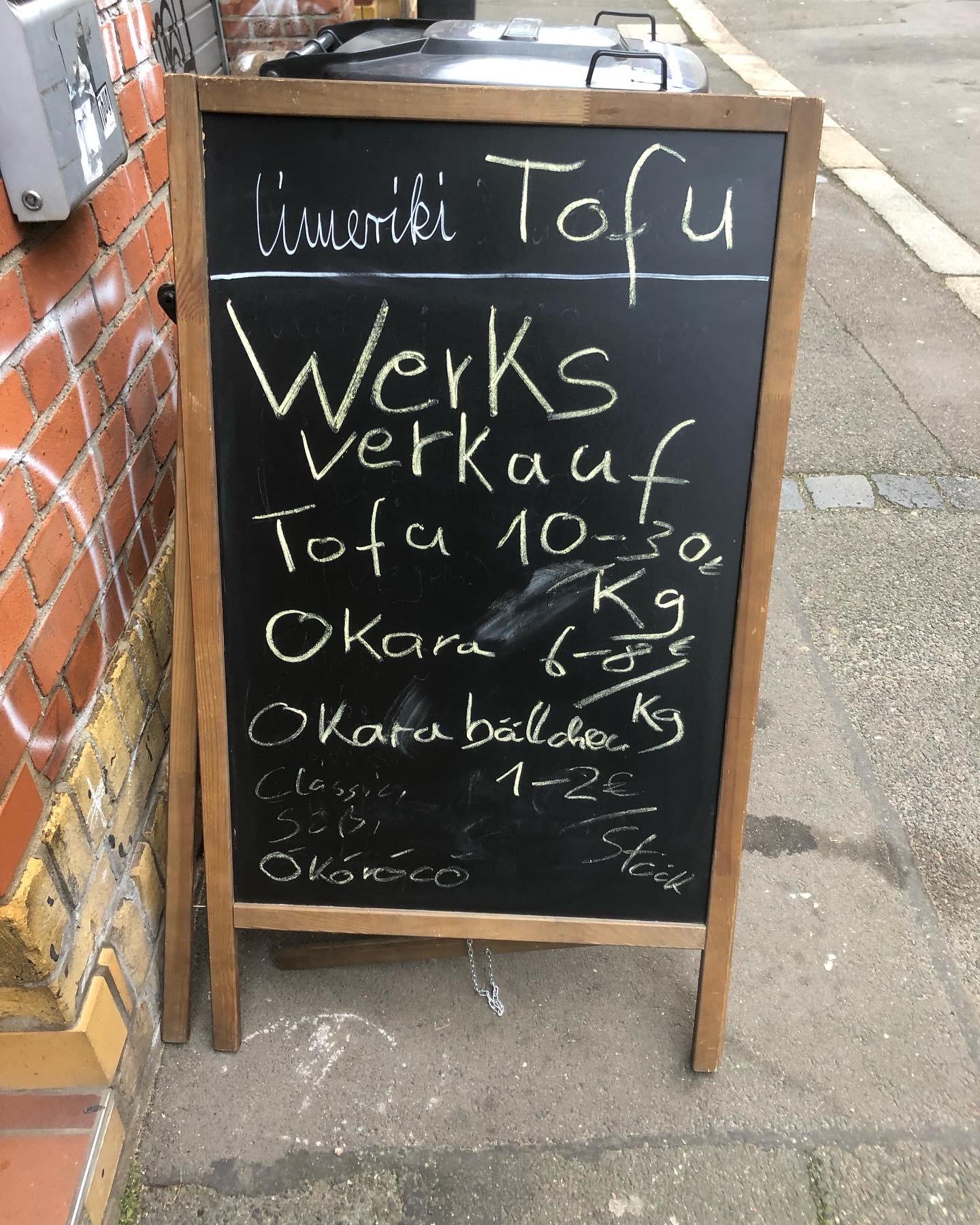 Kreidetafel mit limeriki Tofu Werksverkauf, Tofu, Okara und Okarabällchen